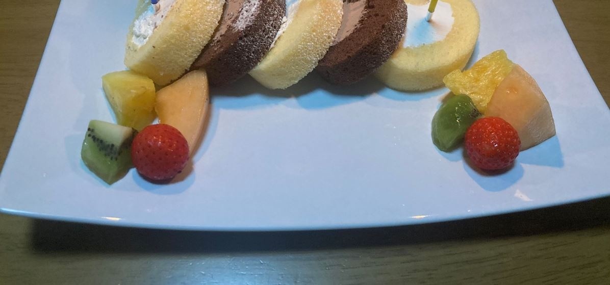 家族が用意した誕生日ケーキ　「ガチで面白すぎる」主役がひっくり返った“光景”に「めちゃくちゃ笑わせてもらった」（1/3） | ライフスタイル ねとらぼ