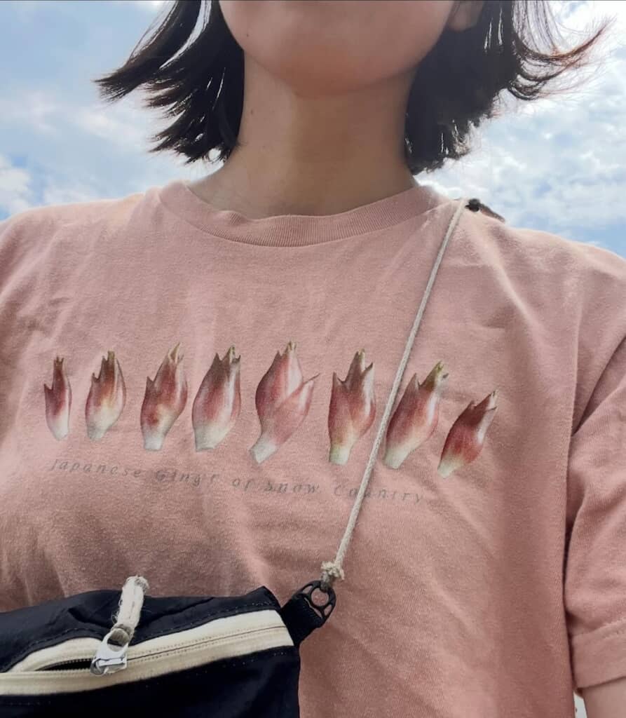 個性的でポップなデザインが目を引く「ミョウガTシャツ」