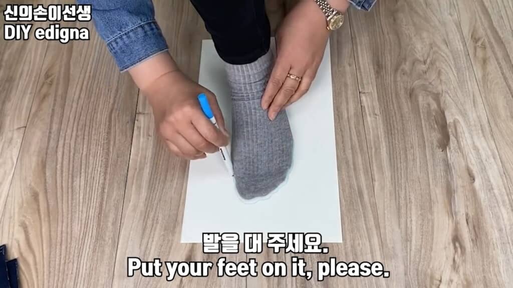 足をなぞった型紙を元に、ソール用の布を切り出します