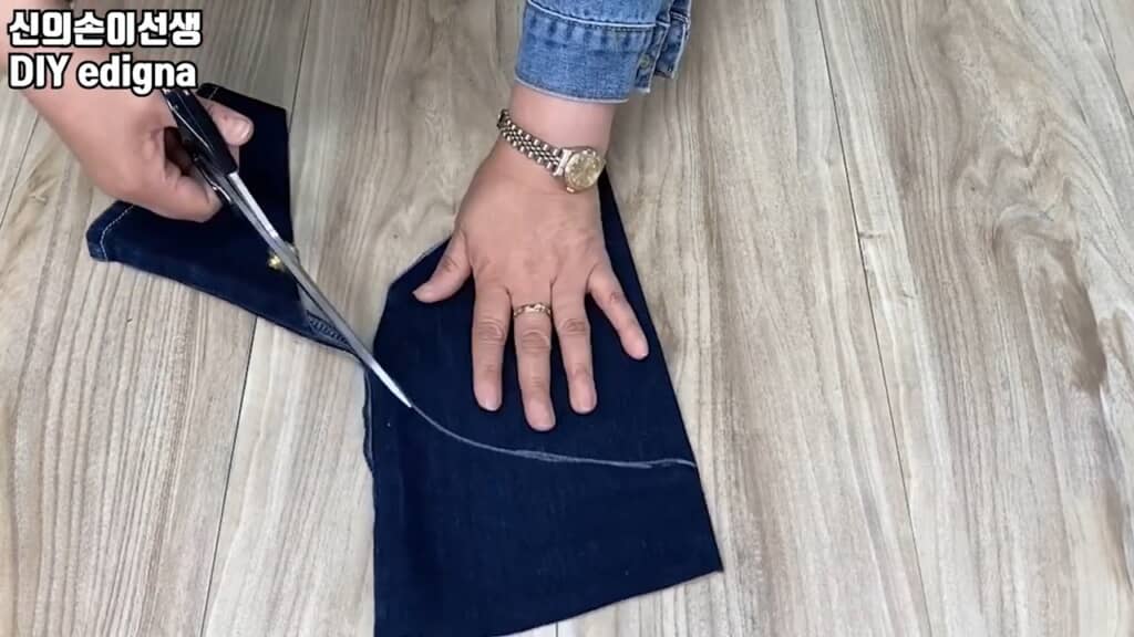 足の甲も同様にざっくり採寸し、半円形の布を切り出す