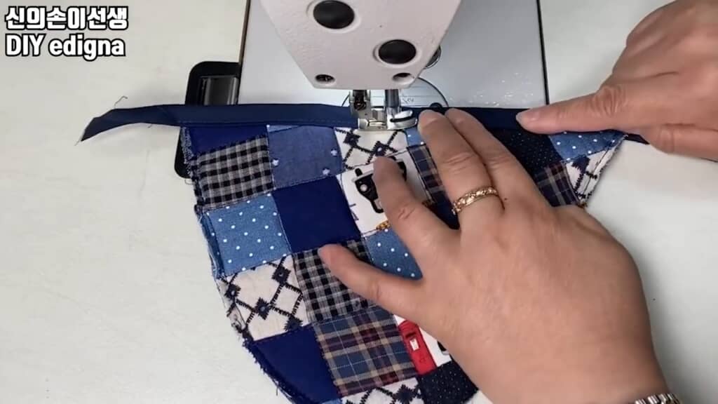 パッチワークの縁をかがり、ソールと合わせると……