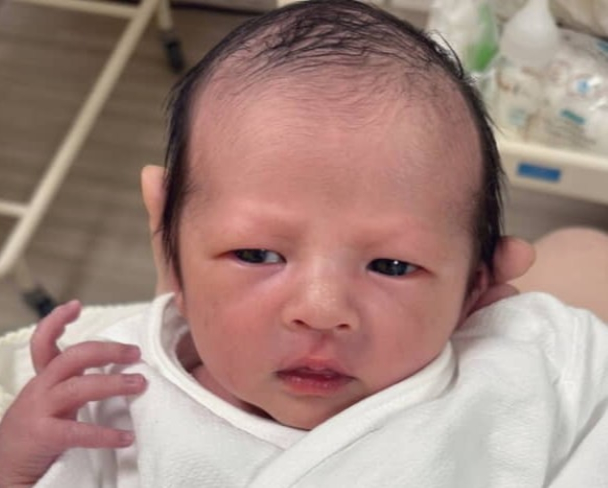 渋～い俳優みたいな生後1日目の赤ちゃんが、365日後……「きゃー」「顔面が天才すぎる」　驚きの現在にママもびっくり（1/3） | 育児 ねとらぼ