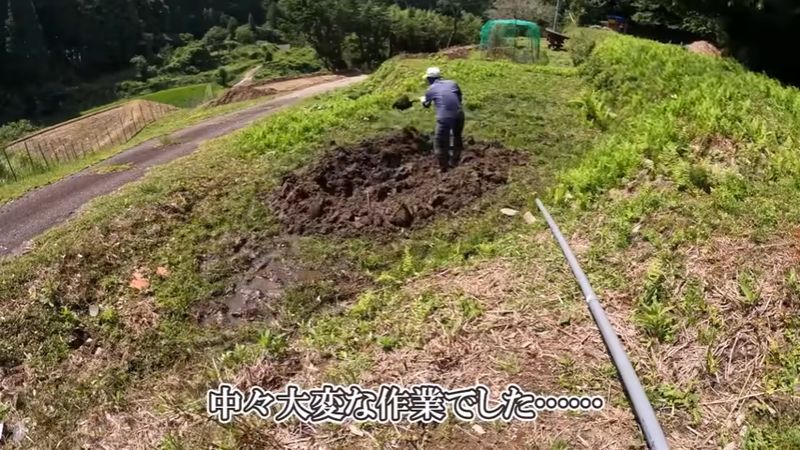 水を含んで重くなった土を掘る
