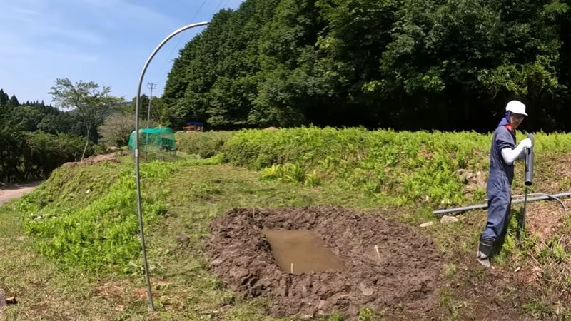 池の周囲に防獣ハウスを作る