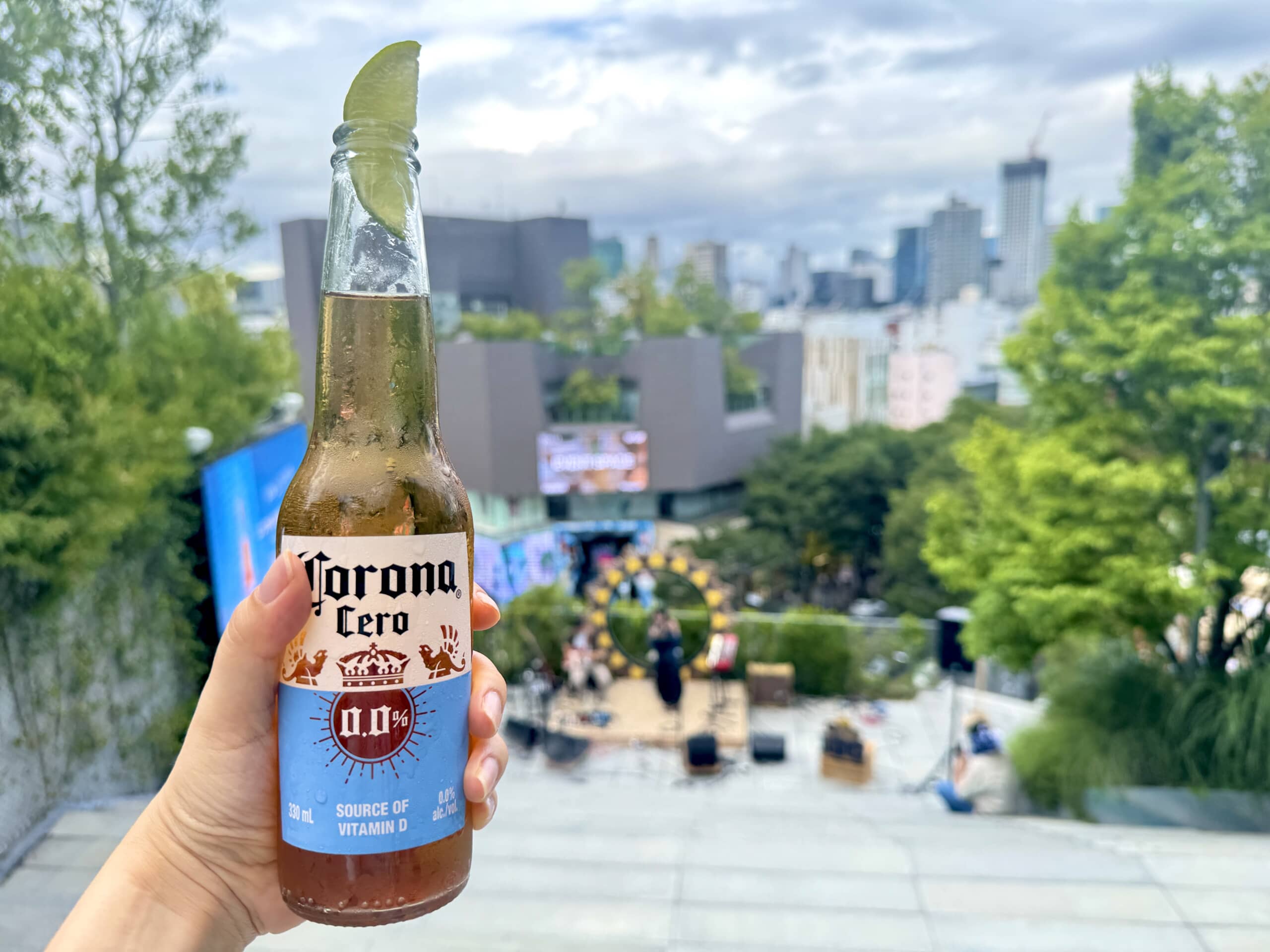 東京・原宿の屋上に「楽園ビーチ」が出現!? コロナビールのノンアル版