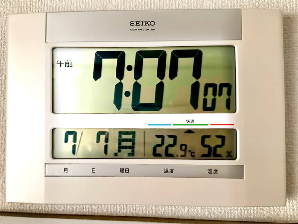 日付と時間に「7」が並ぶなかで“空気”を読まない温度・湿度表示（画像提供：ikuyoan／@ikuyoanさん）