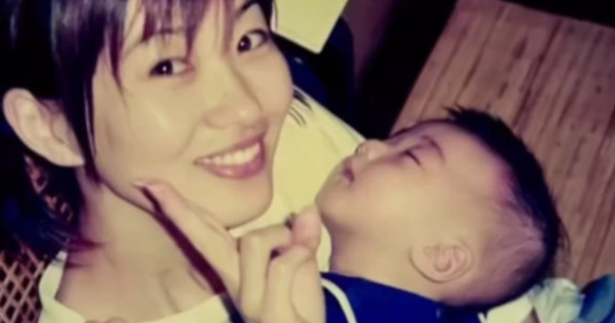 ピースを決める28歳ママと赤ちゃん→24年後……　息子の結婚式で振り返った“まさかの現在”に「うわぁー」「泣けたー」（1/2） | 育児 ねとらぼ