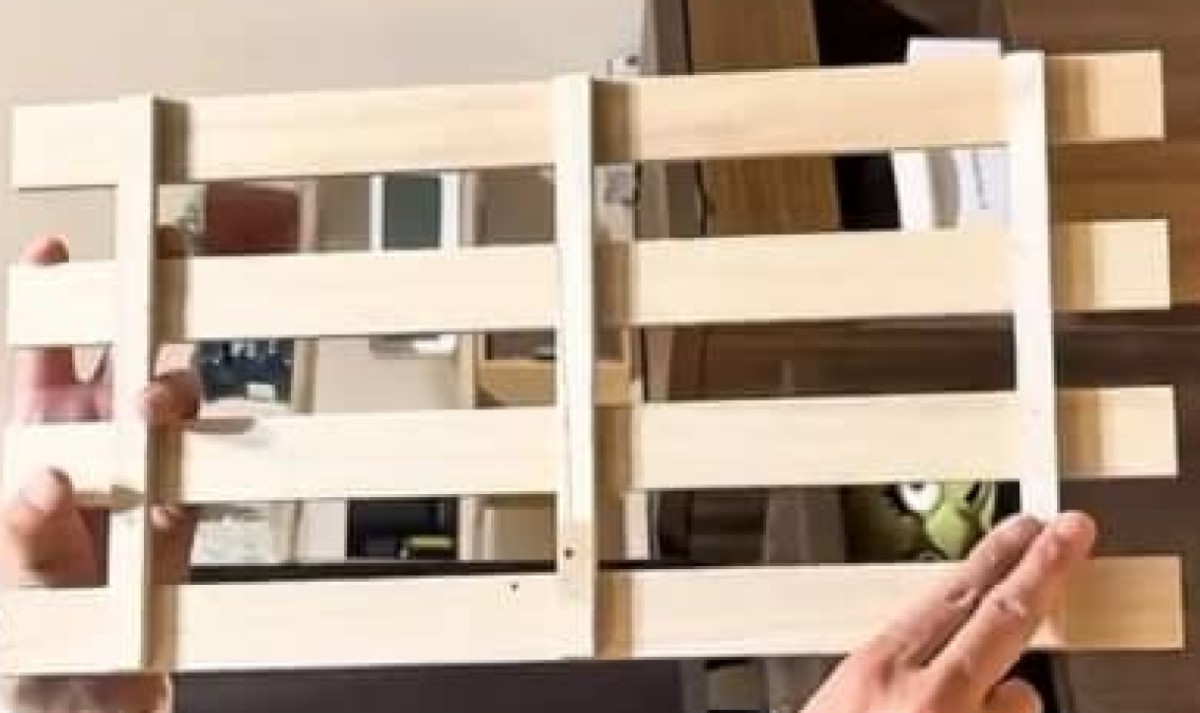 “脱・汚部屋”を目指す1児パパ、ダイソーのスノコ2枚でDIYすると……「これは凄い！」　目からウロコの完成品に「この発想はなかった」（1/2） | リフォーム・リノベーション・DIY ねとらぼ