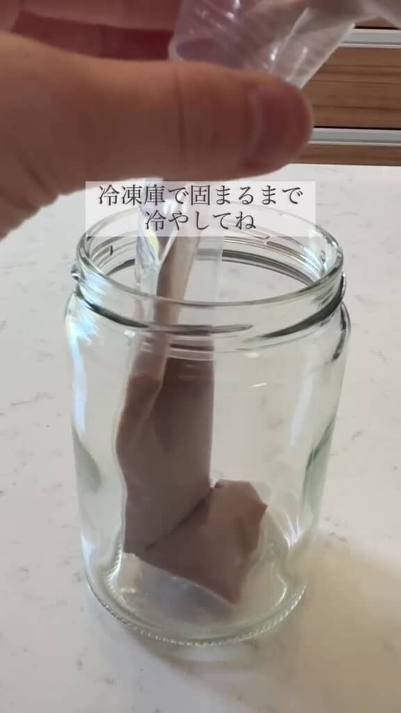 氷袋に入れて冷凍庫で固めます