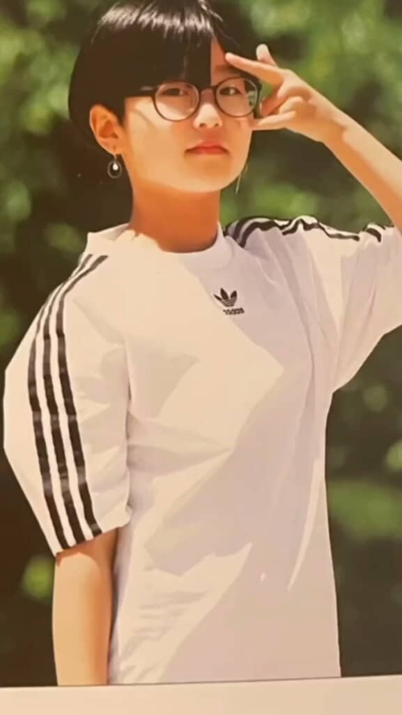 ポーズをキメる13歳