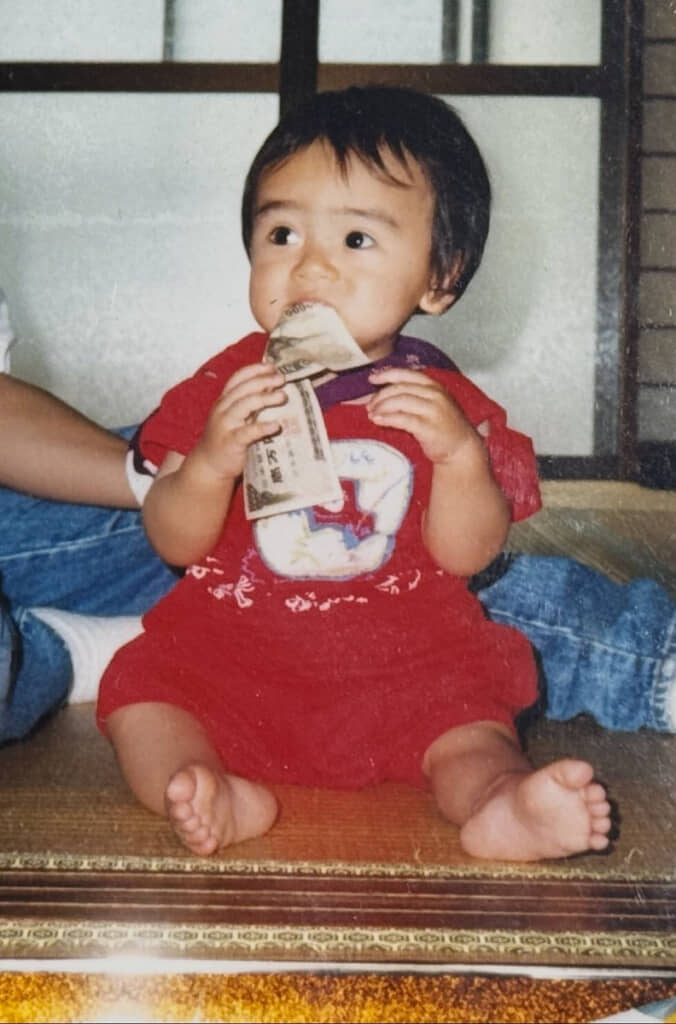 平成7年7月7日、諭吉をかじる1歳の須田さん