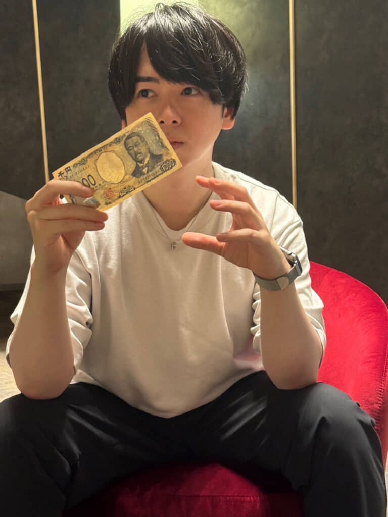 令和7年7月7日、柴三郎を手にする31歳の須田さん