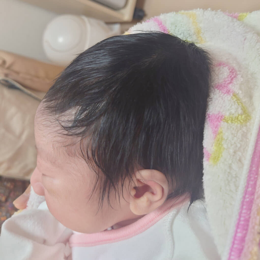 生まれてきたときはまっすぐだった髪が……