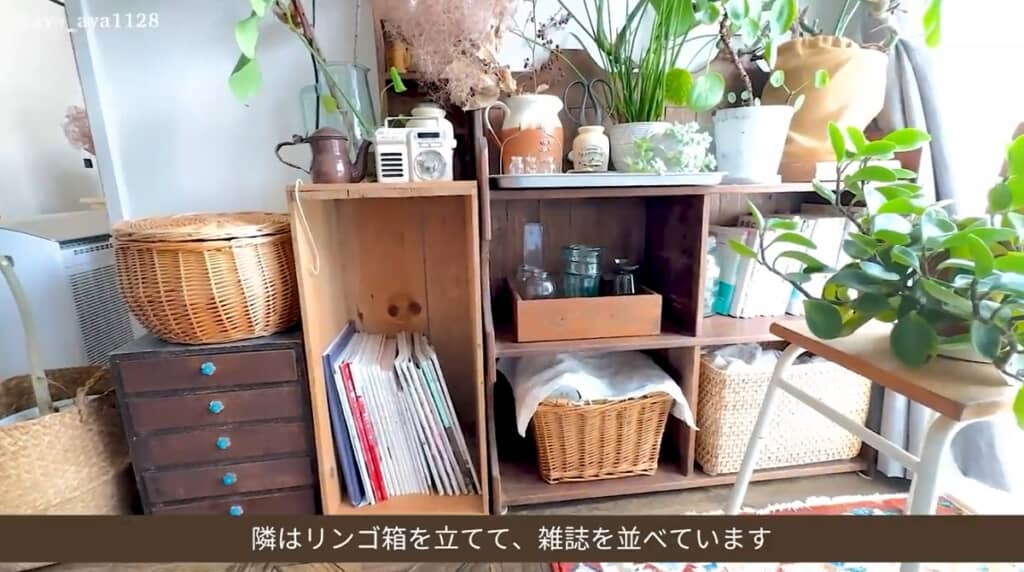 築50年の団地のルームツアー：リンゴの木箱やDIYした棚に好きなものを飾る