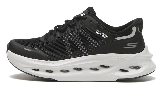 SKECHERS「マックスクッショニング グライドステップ」BKW（1万6390円）