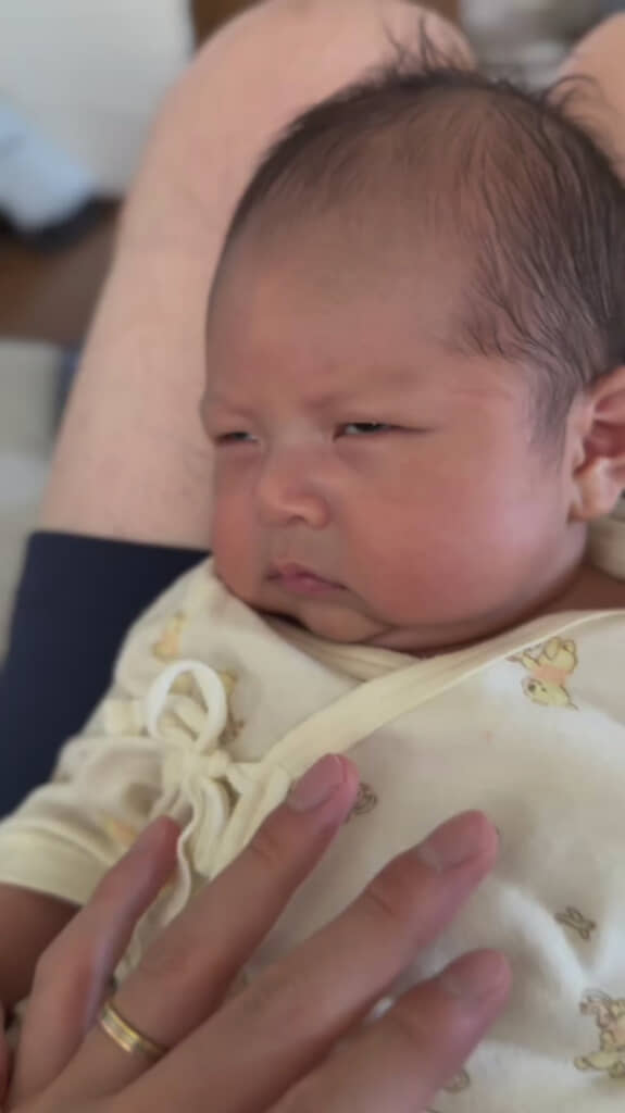 寝かしつけに不服げな表情