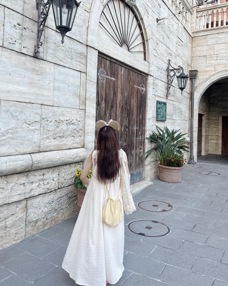 白いワンピースに爽やかなカチューシャがピッタリ