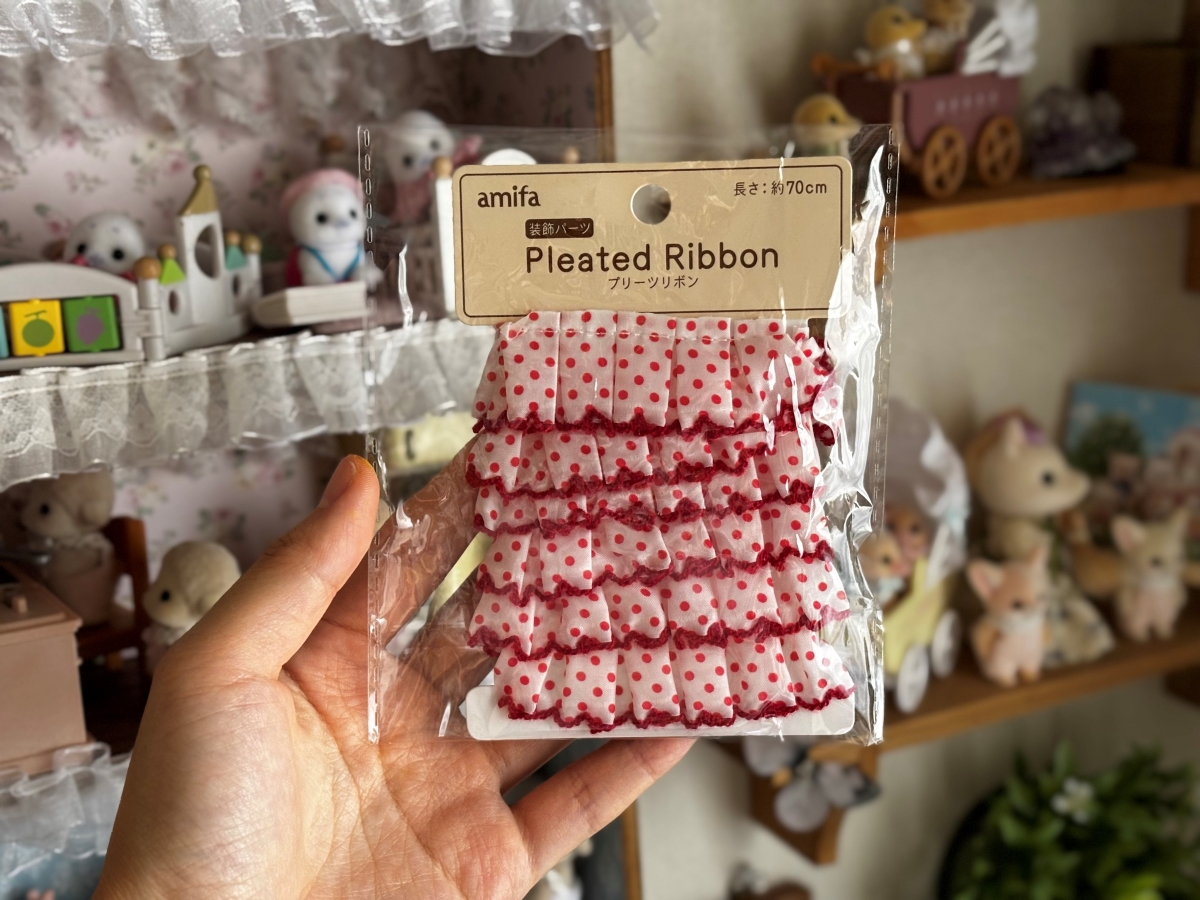セリアで見つけた“とんでもなくかわいいリボン”→ミニチュア作家のアイデアで……「すごくね!?」　意外な完成品に「お姫様だァ」「天才すぎます！」（1/3） | ライフスタイル ねとらぼ