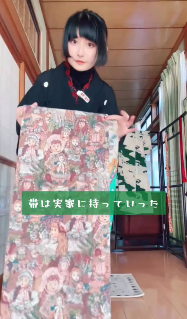 帯はかわいらしいドール柄