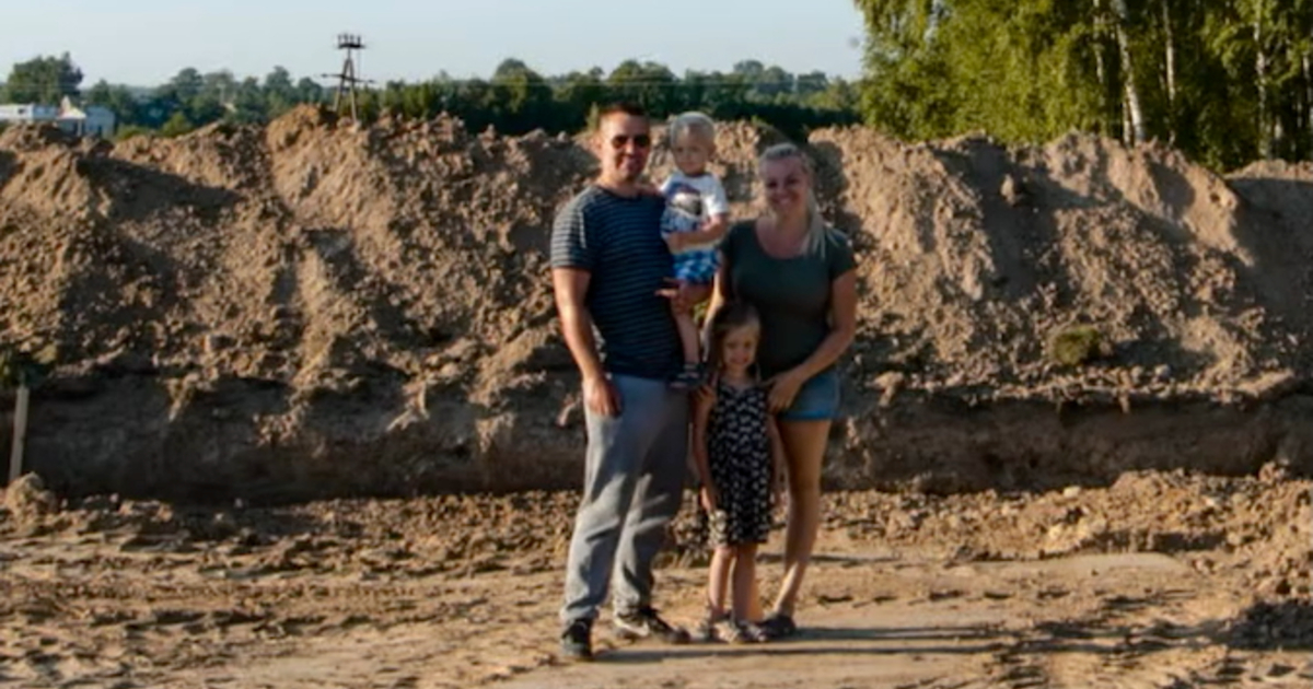 殺風景な更地で撮った家族写真→10年後……　同じ場所とは思えない“最高のビフォーアフター”に称賛「すばらしい思い出」「美しい家族」【海外】（1/3） | ライフスタイル ねとらぼ