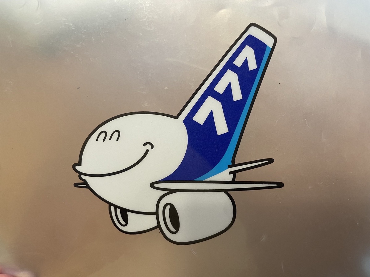 イラスト入りのANAクリアファイル、上下逆さにすると……　“まさかのキャラ変”が590万表示　「すごいデザイン」「鳥山明さんが描きそう」（1/3） | ライフスタイル ねとらぼ