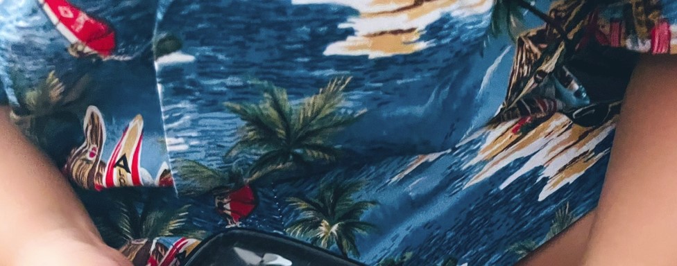 トミカのポーチを持った息子くん