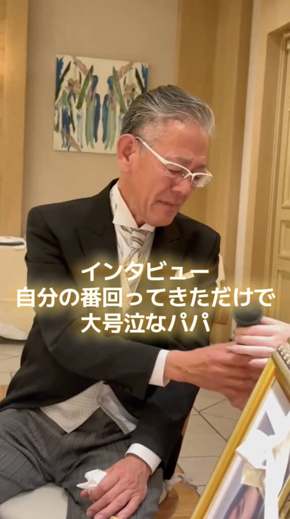 隣には亡き妻の写真が