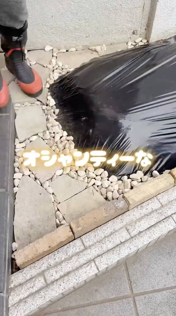 石と砂利でおしゃれな一角に