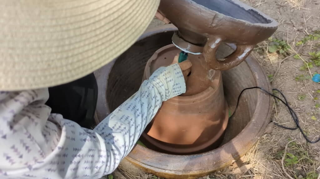睡蓮鉢、植木鉢、つぼのフタを組み立てる