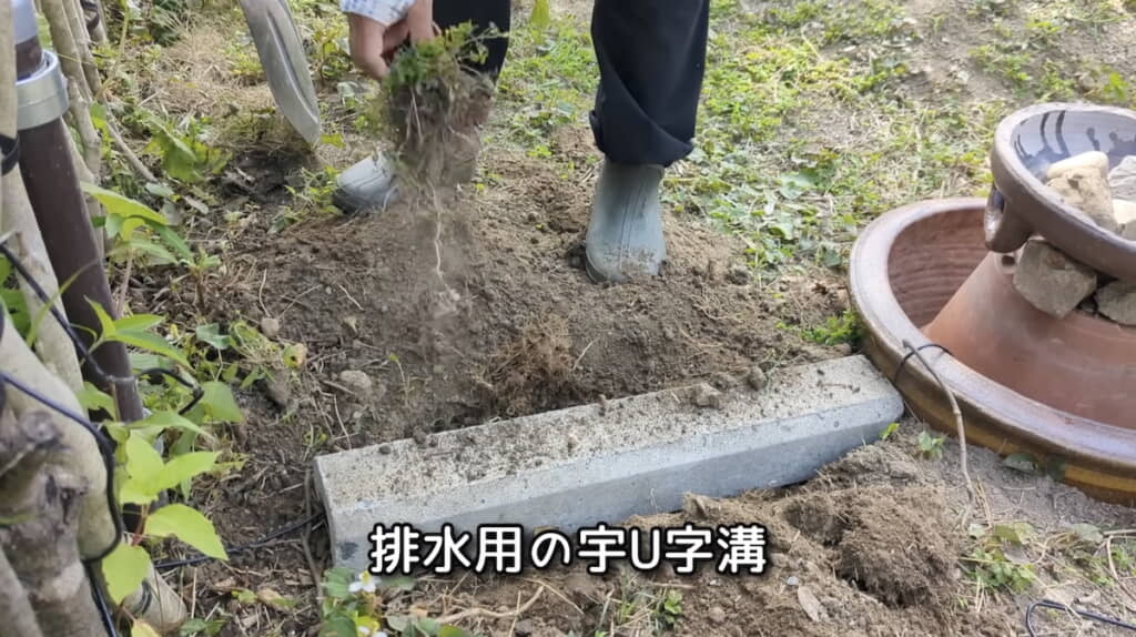 排水用のU字溝を埋設する