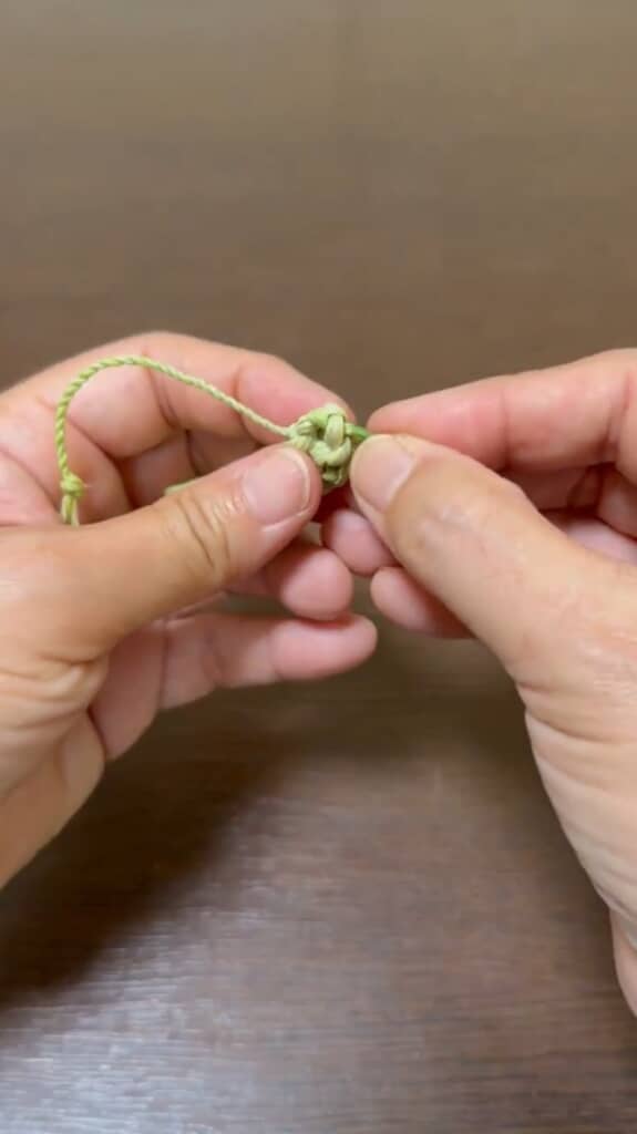 嘴は小さな葉を差し込みます