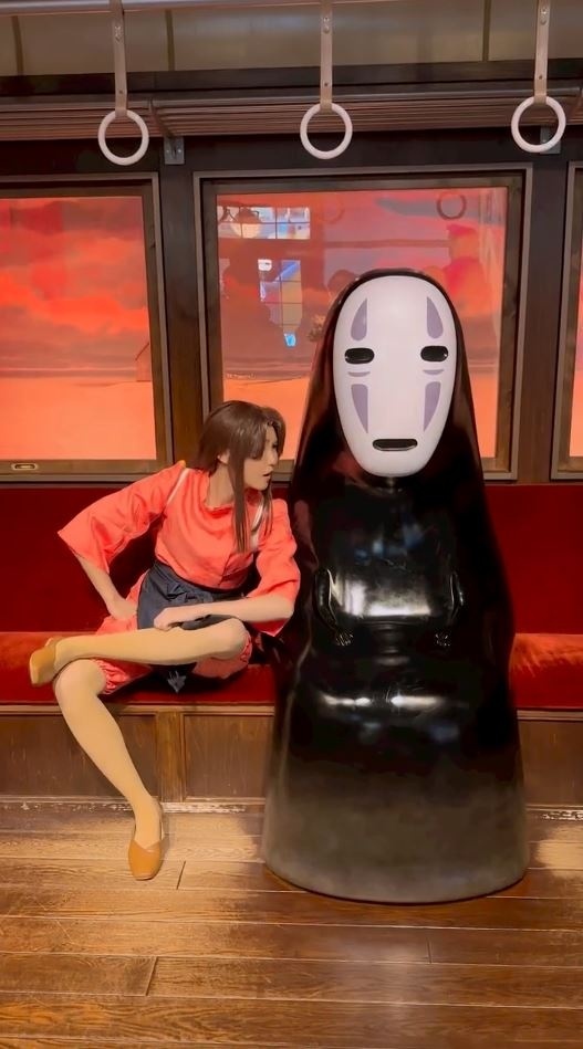 身を乗り出してカオナシに問い詰めるリン