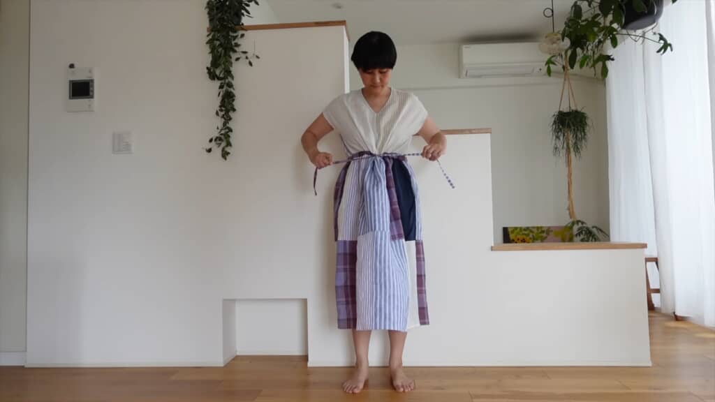 ウエストのヒモでシルエットが調整できます