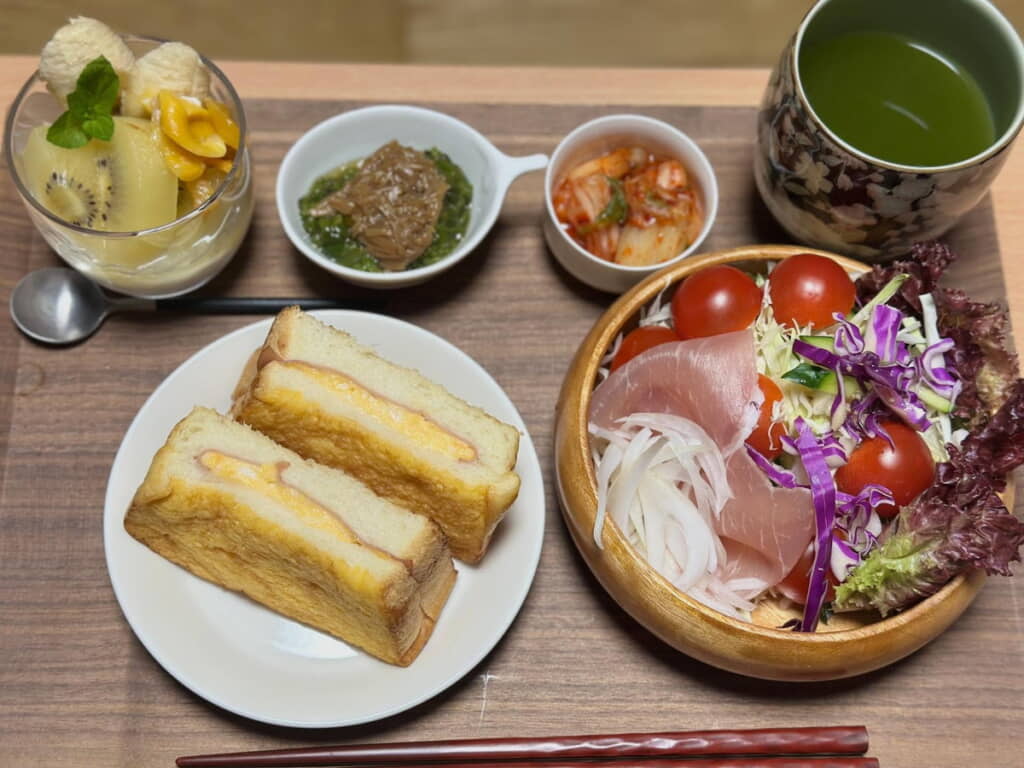 ホットサンドイッチと生ハムサラダの朝ごはん！