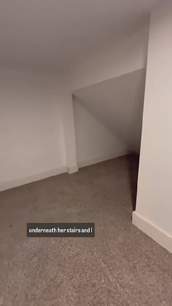 何もない階段下