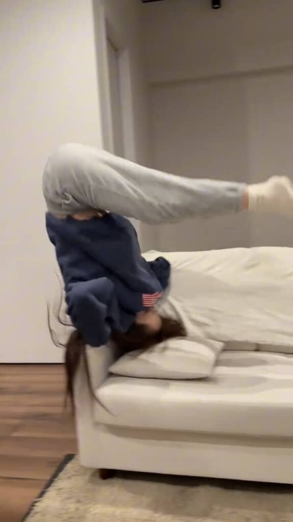 勢いよく前転して……