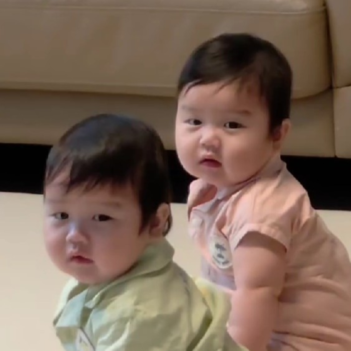 双子赤ちゃんに、ママが声をかけた瞬間！　「あぁぁあ」「しあわせ～」心とろける姿に世界が夢中【海外】（1/3） | 育児 ねとらぼ