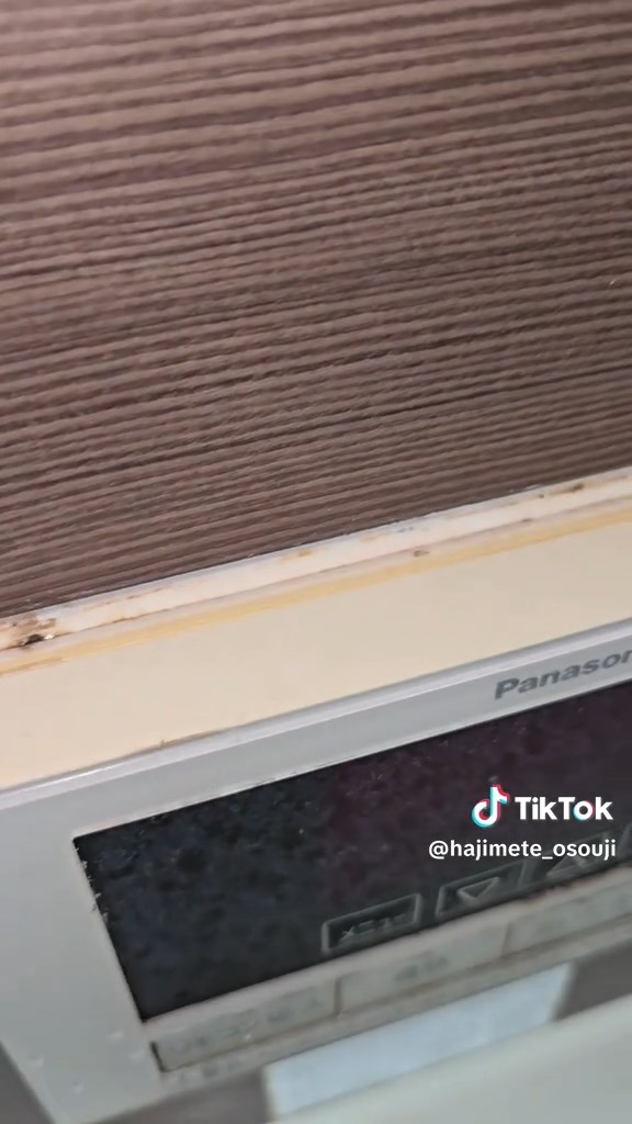 水アカや黒カビがこびりついた操作盤