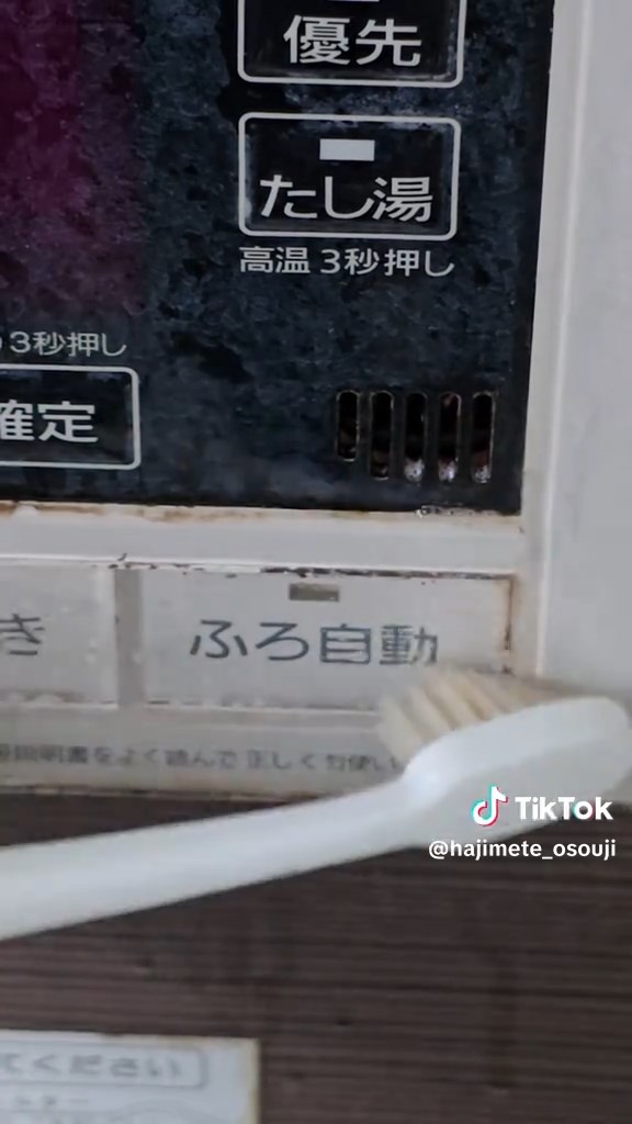 細かい隙間には使い古しの歯ブラシ