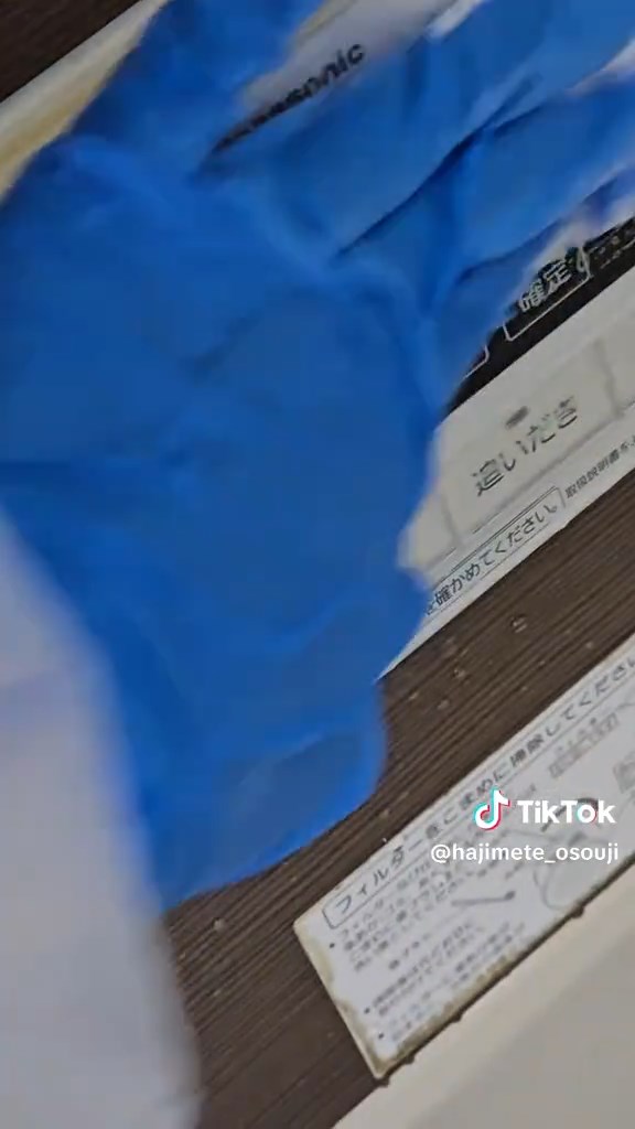 クレンザーは手でこすりつけて