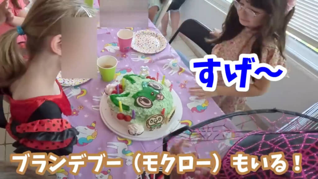 「ニャオハ」ケーキのわきには「モクロー」のチョコプレートも