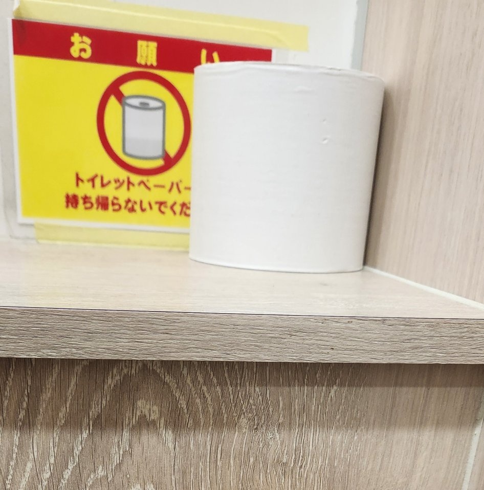 トイレットペーパーが乗っている個室トイレの棚部分