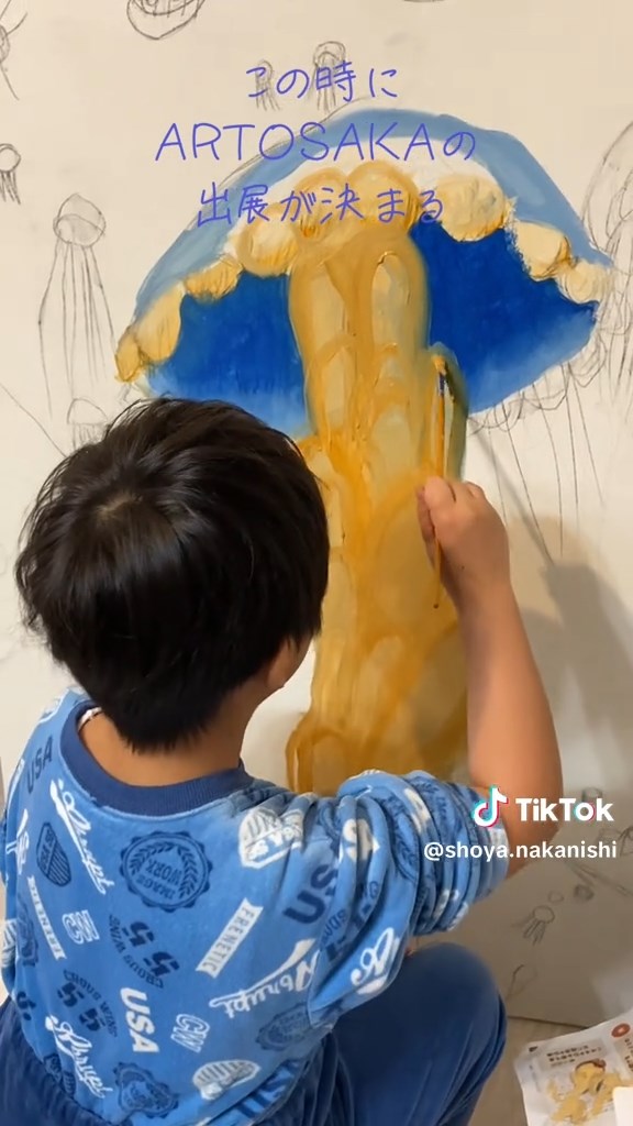 色が付くなり、生き生きとし始めるクラゲたち