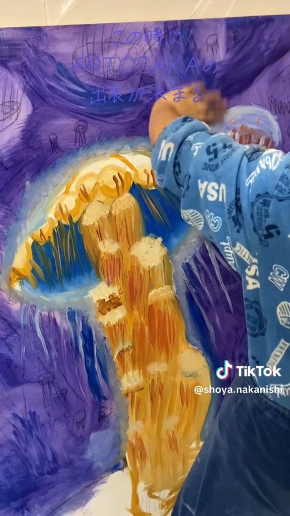 素手を使ったダイナミックな着彩