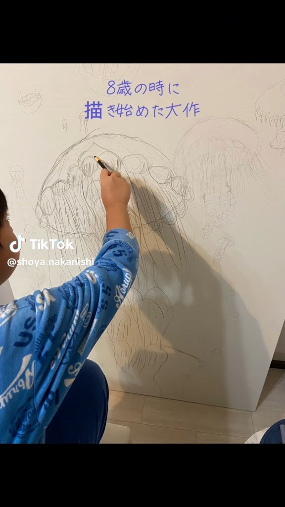 自分の身長ほどもあるキャンバスに描き始めた8歳の頃