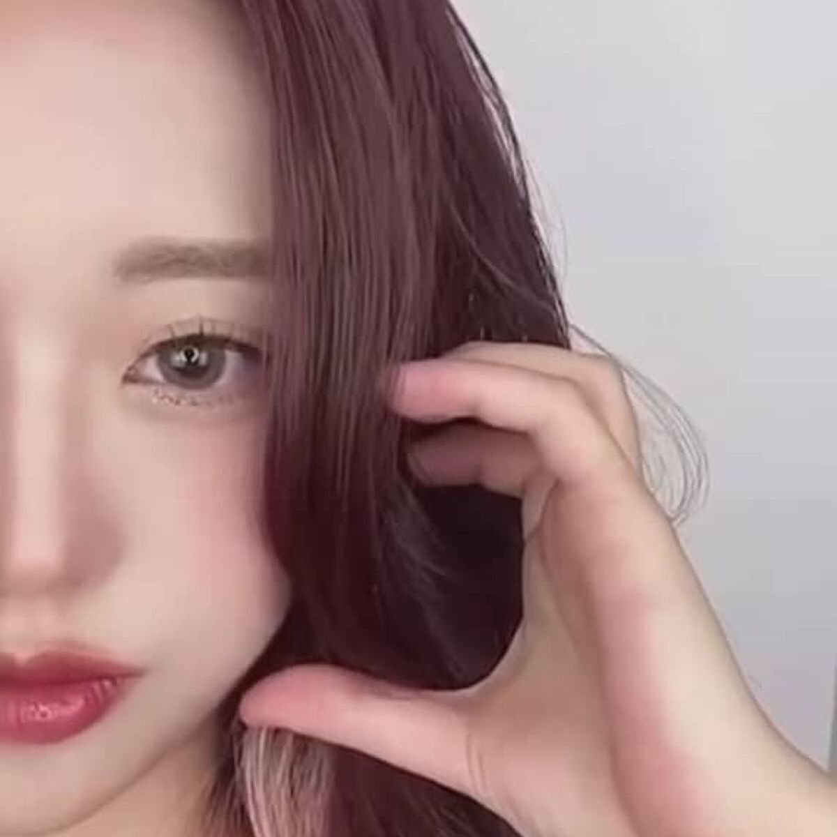 顔の半分は女性アイドルメイク→もう半分は…… 左右で印象激変の仕上がりに「思わず二度見」「魔法のよう」と1900万再生【海外】 | 美容 ねとらぼ