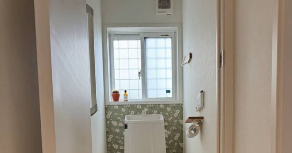 「なんかおる」自宅トイレの壁、よく見てみると……　まさかの正体に「神様や」「絵になりますね」（1/3） | 猫 ねとらぼ