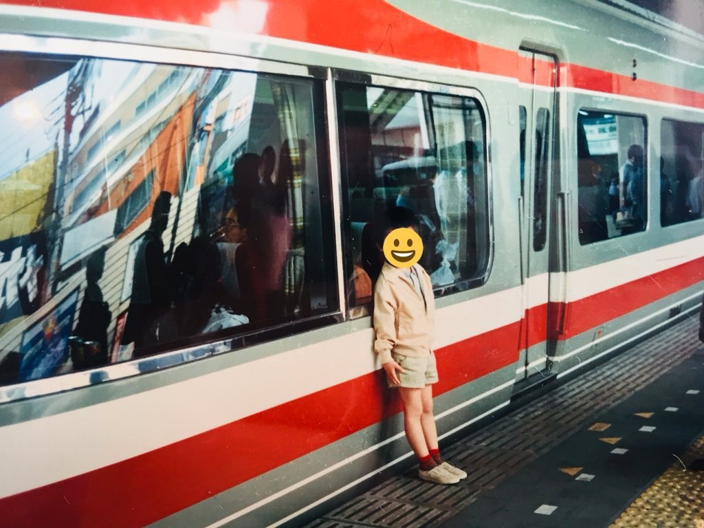 投稿者が子どもの頃に駅のホームで撮った記念写真