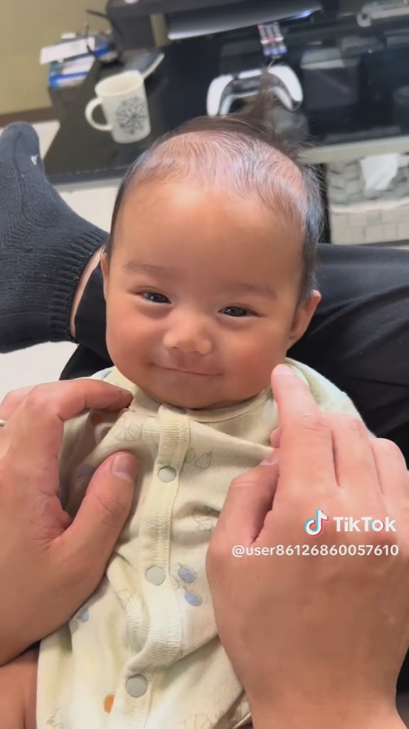 はにかむ笑顔も