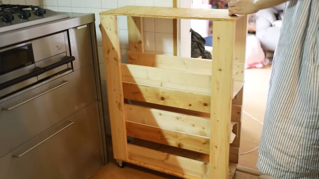 コンロ横に設置したキャスター